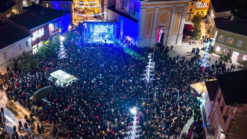 Tisuće Porečana i gostiju uz odličan provod dočekalo 2026. godinu